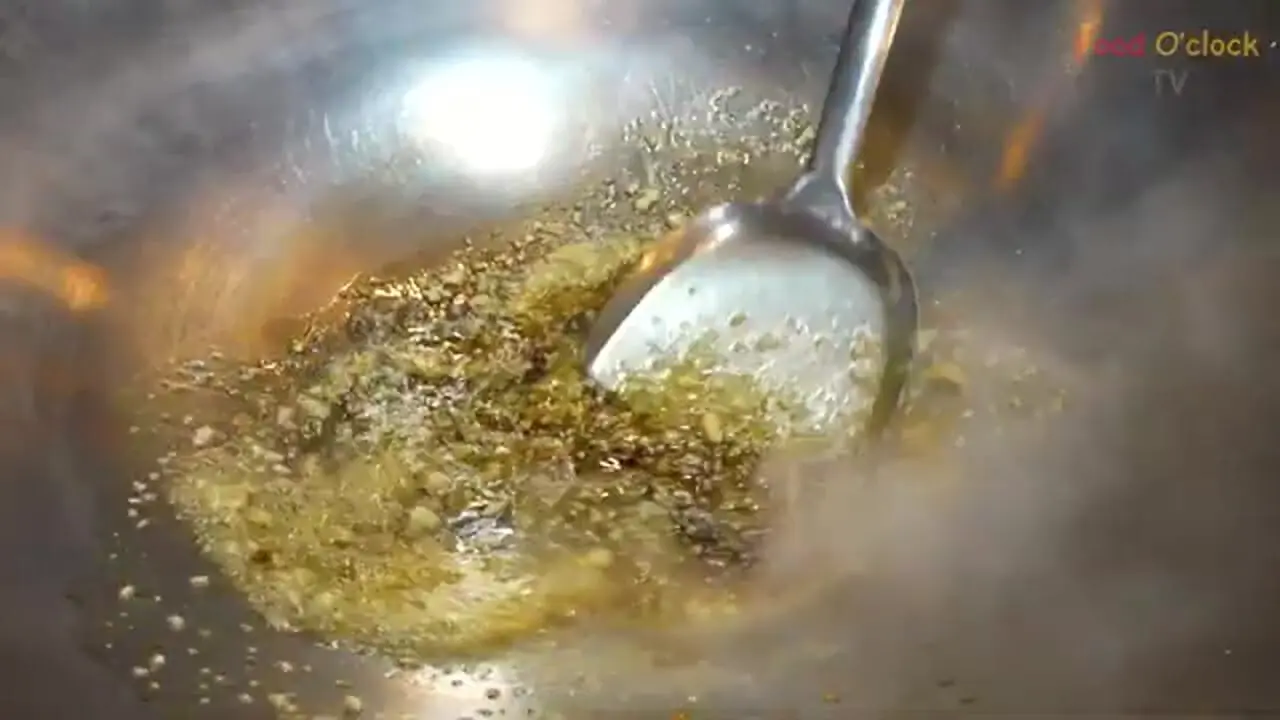 غذای روستایی در سنگاپور؛ پخت یک غذای عجیب با زبان گاو و مورچه قرمز