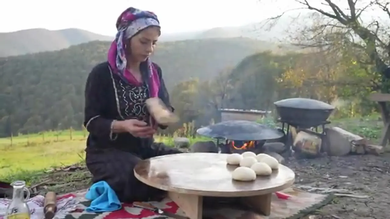 غذای روستایی در ایران؛ پخت پلو مخلوط با گوشت بره و میوه خشک در کوهستان