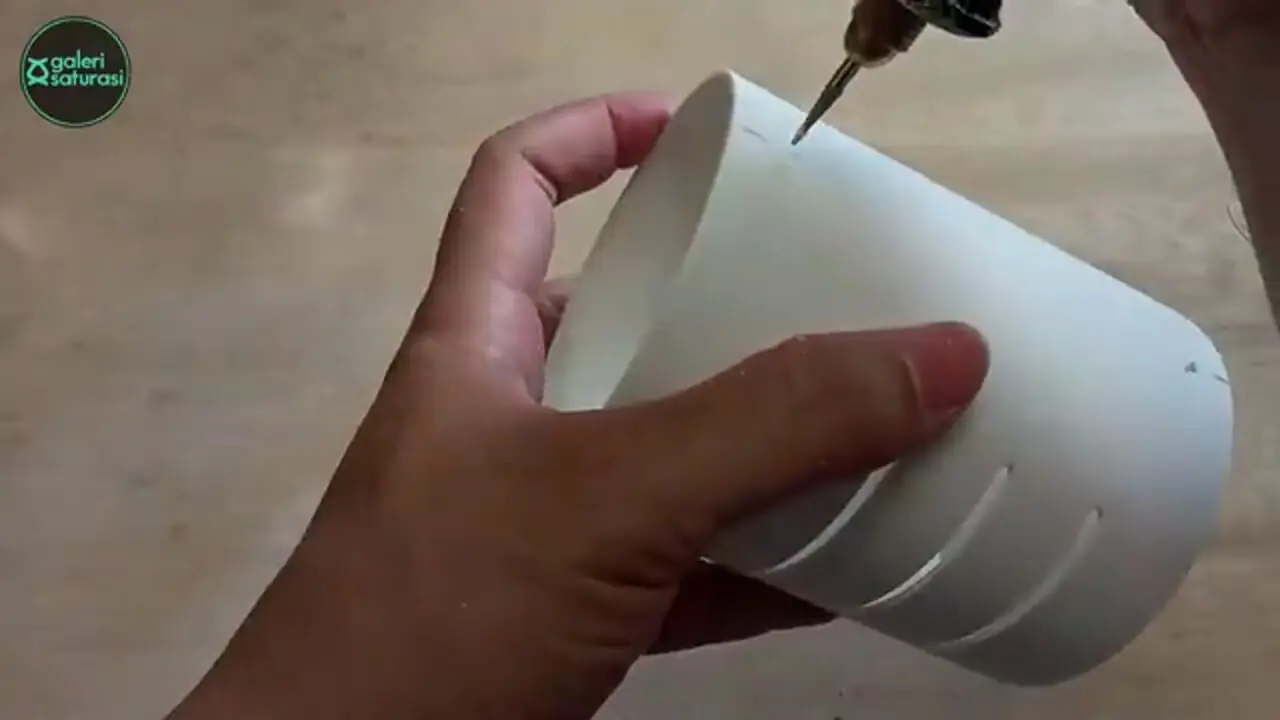 ببینید| نحوه ساخت یک چراغ دیواری مدرن و خلاقانه با لوله پی وی سی در اندونزی