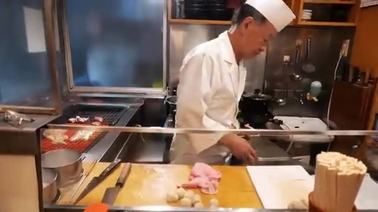 ببینید| غذای خیابانی در ژاپن؛ مهارت یک سرآشپز در کباب کردن مرغ در توکیو