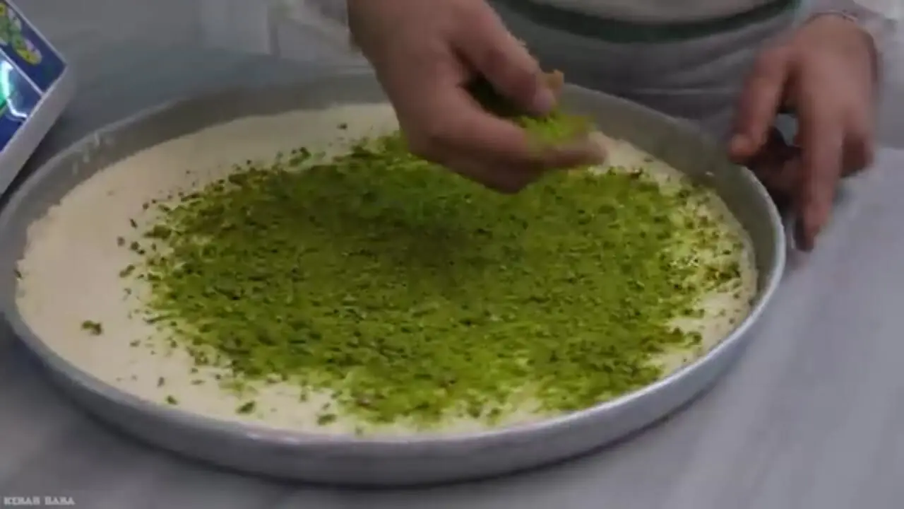 غذای خیابانی در ترکیه؛ مراحل پخت باقلوا در غازی عینتاب