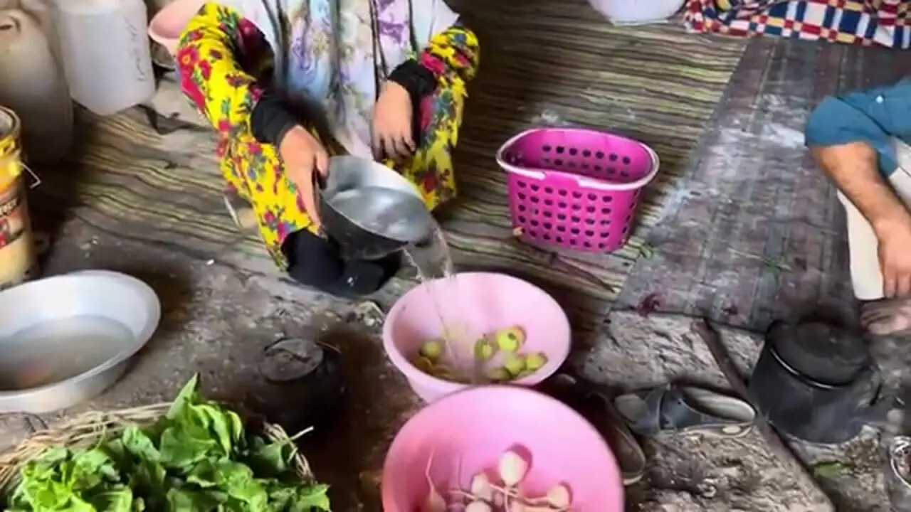 غذای روستایی در ایران؛ پخت نان و آش با اسفناج توسط زوج عشایر در غار
