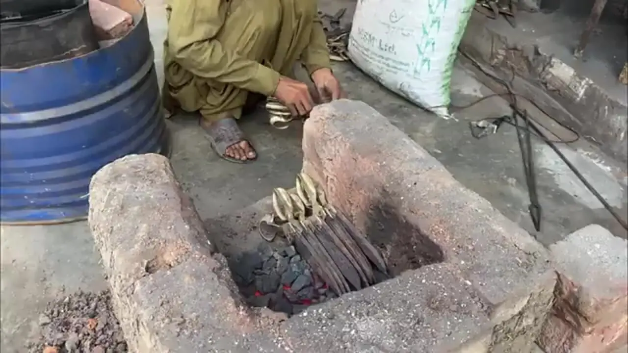 فرآیند تماشایی تولید انبوه قیچی در کارگاهی در پاکستان