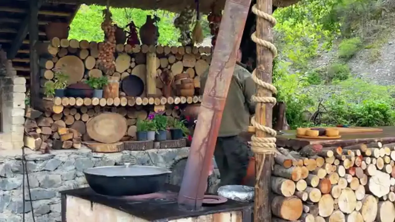 ببینید| غذای روستایی در آذربایجان؛ پخت کابلی پلو با گوشت بره و هویج در طبیعت روستا