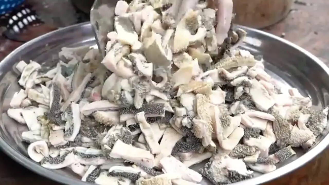 غذای روستایی در چین؛ پخت یک غذای سنتی با صدف دریایی و سیرابی گاو