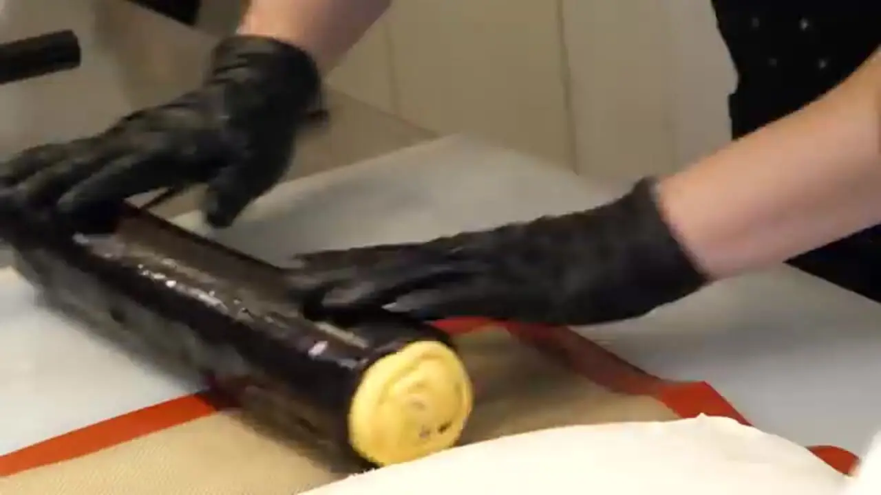 ببینید| غذای خیابانی در کره؛ مهارت قناد کره ای در تولید آب نبات های رنگی در سئول