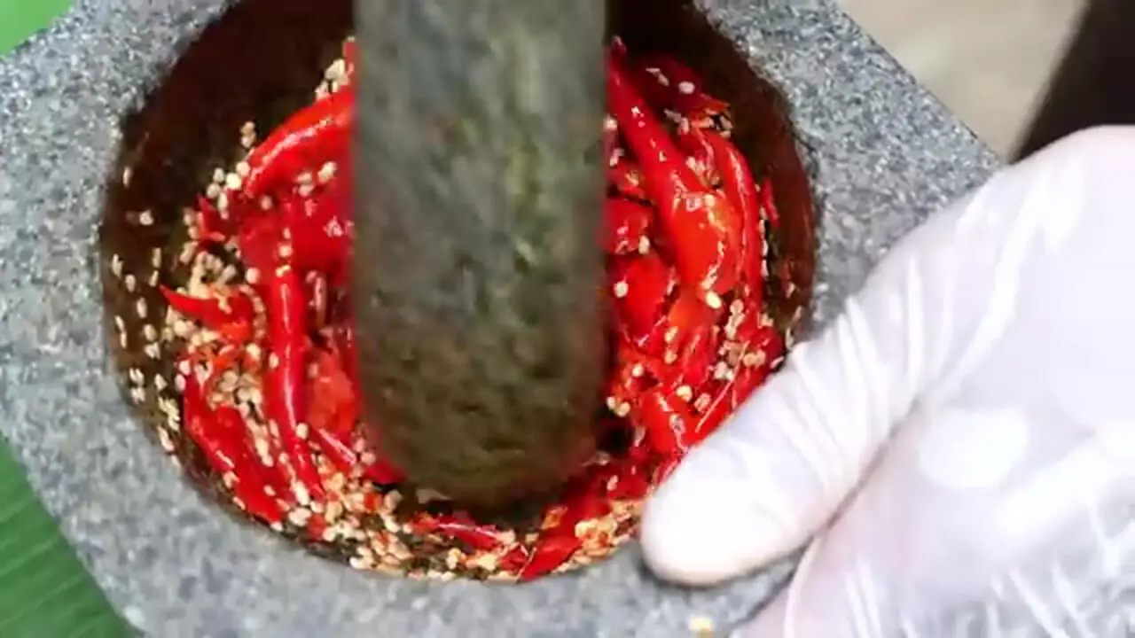 ببییند| غذای خیابانی در تایلند؛ پخت کوفته نودل با گوشت ماهی سرسوسماری و حشرات آبی در بانکوک