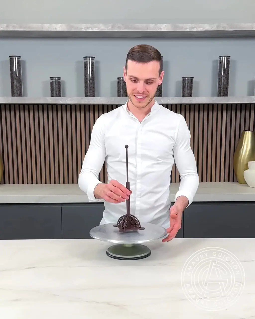 ببینید| مراحل ساخت برج ایفل 2.5 متری با شکلات تلخ