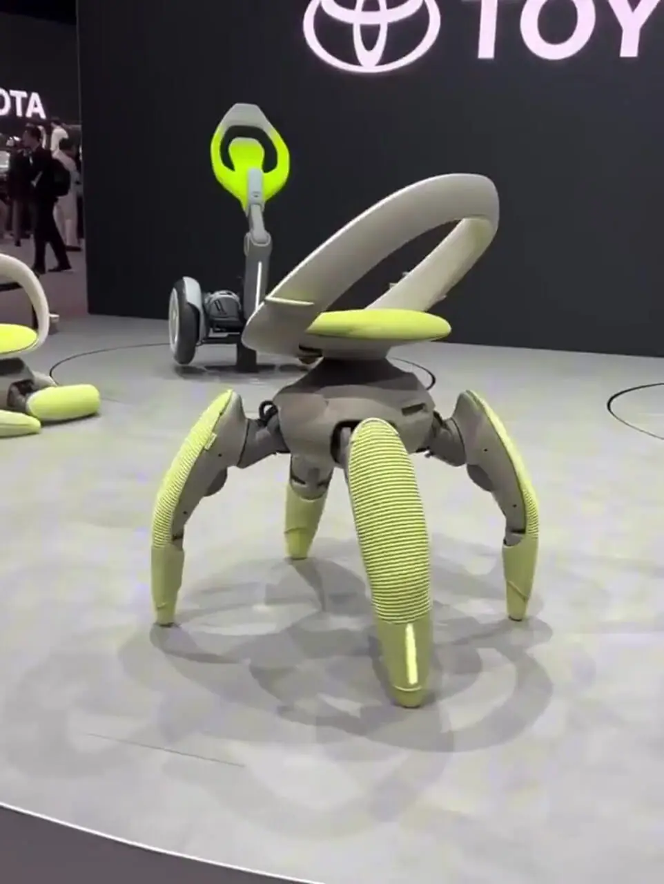 ببینید؛ انقلابی در دنیای ویلچرها؛ تویوتا از صندلی رباتیک با قابلیت بالارفتن از پله رونمایی کرد