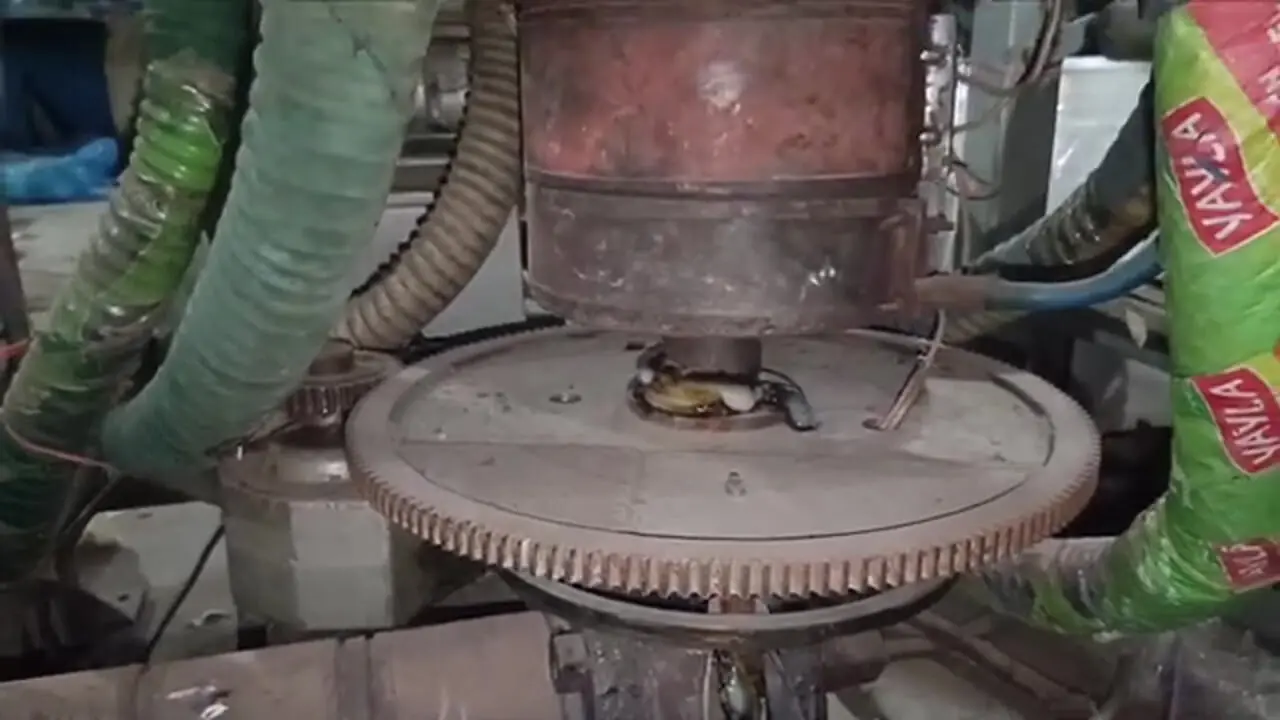 مراحل بازیافت بطری های پلاستیکی و تبدیل آن ها به نایلون در پاکستان