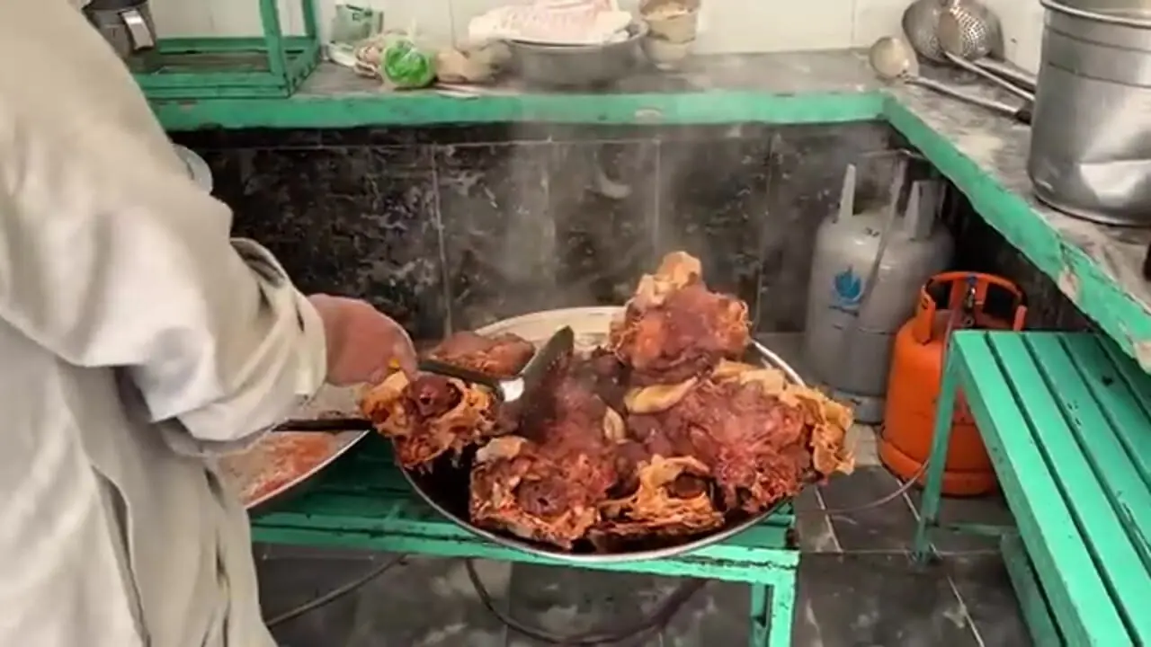 غذای خیابانی در پاکستان؛ طبخ 400 کیلو کله پاچه در پیشاور