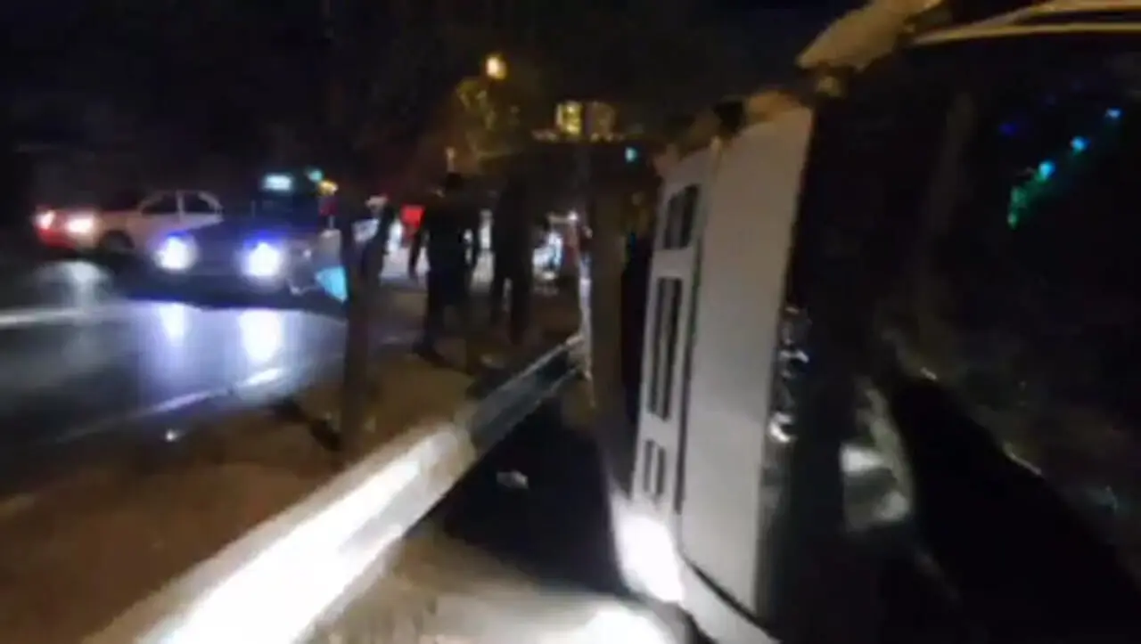 ببینید؛ برخورد خودرو با گاردریل حین فعالیت شبانه پاکبانان