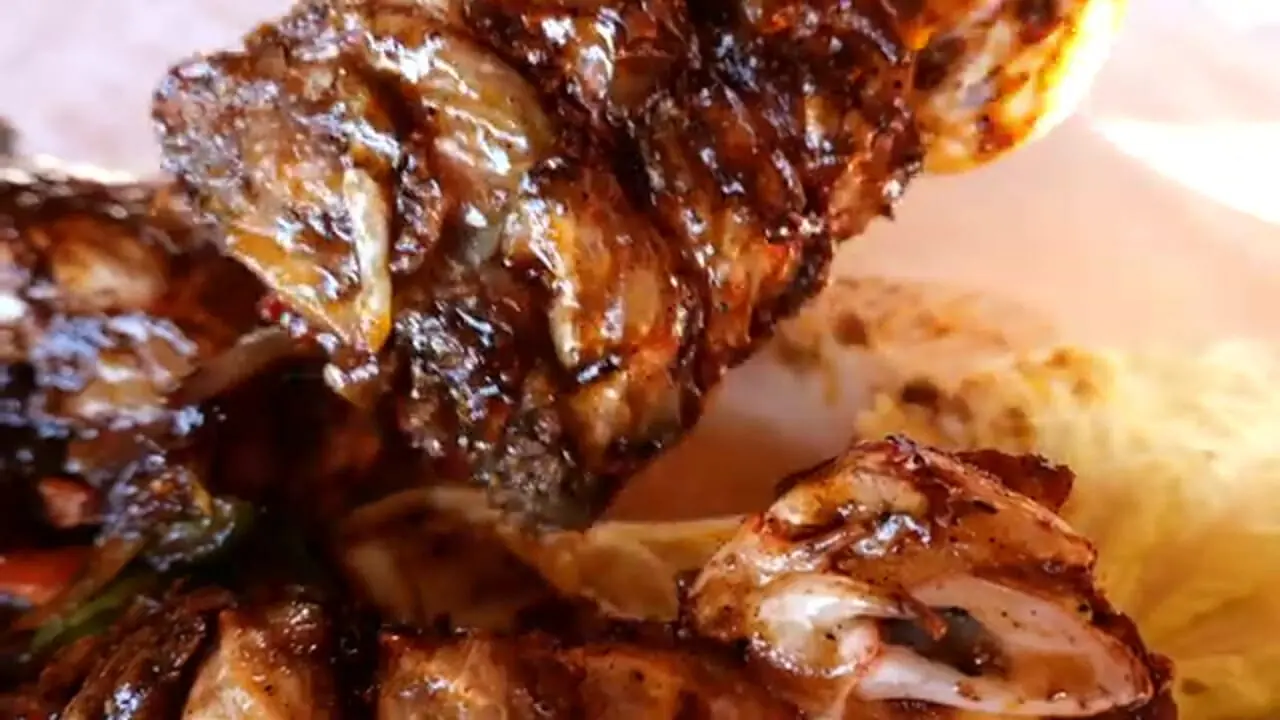 غذای خیابانی در اندونزی؛ پخت دو غذای سنتی با میگوی مانتیس در جاکارتا