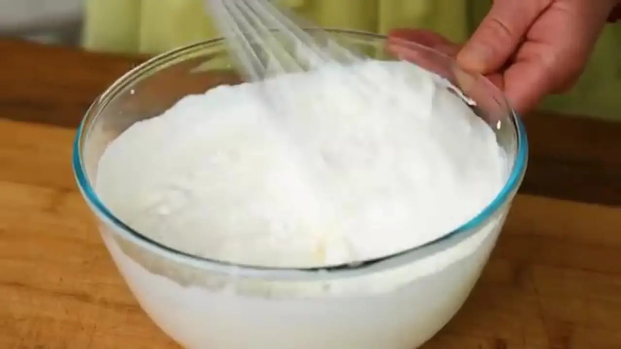 ببینید| غذای روستایی در آذربایجان؛ تهیه کره بادام زمینی به روش سنتی