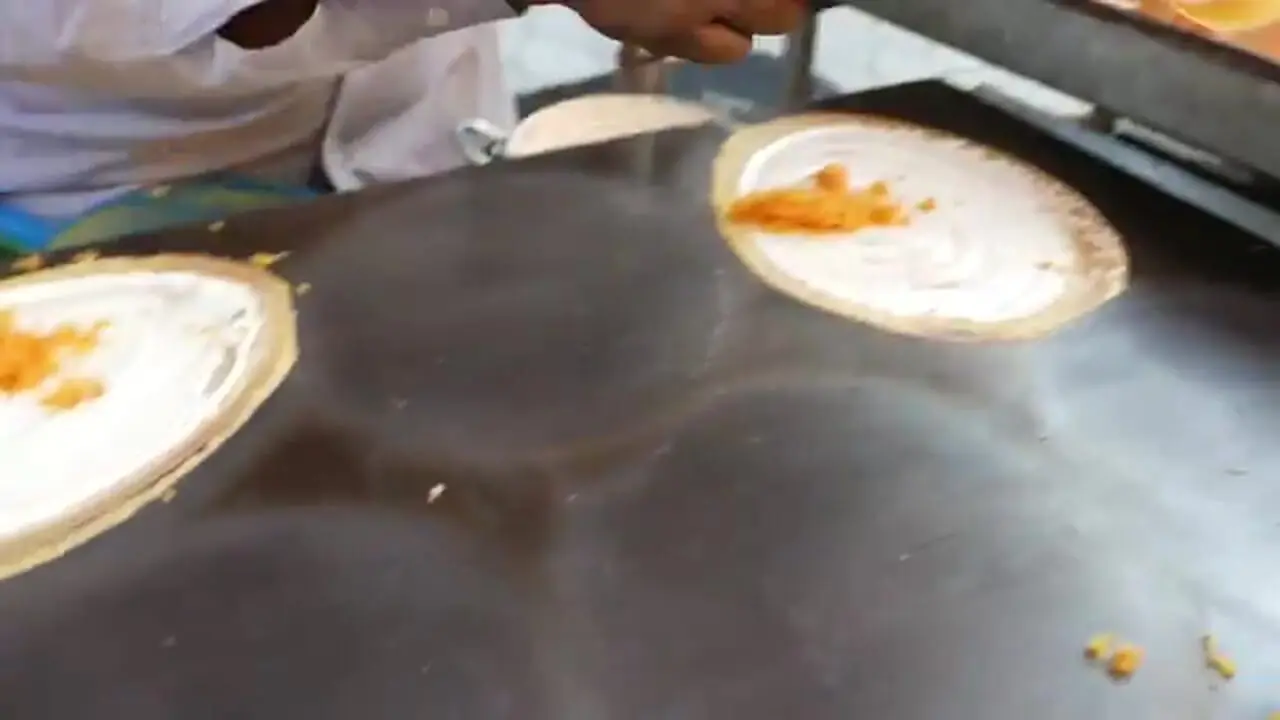 ببینید| غذای خیابانی در کامبوج؛ مهارت آشپز خیابانی در تهیه پنکیک نارگیلی در پنوم پن