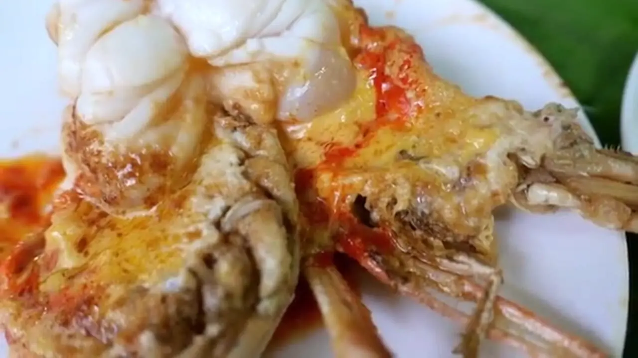 غذای خیابانی در تایلند؛ پخت املت با شاه میگو و سبزیجات در بانکوک