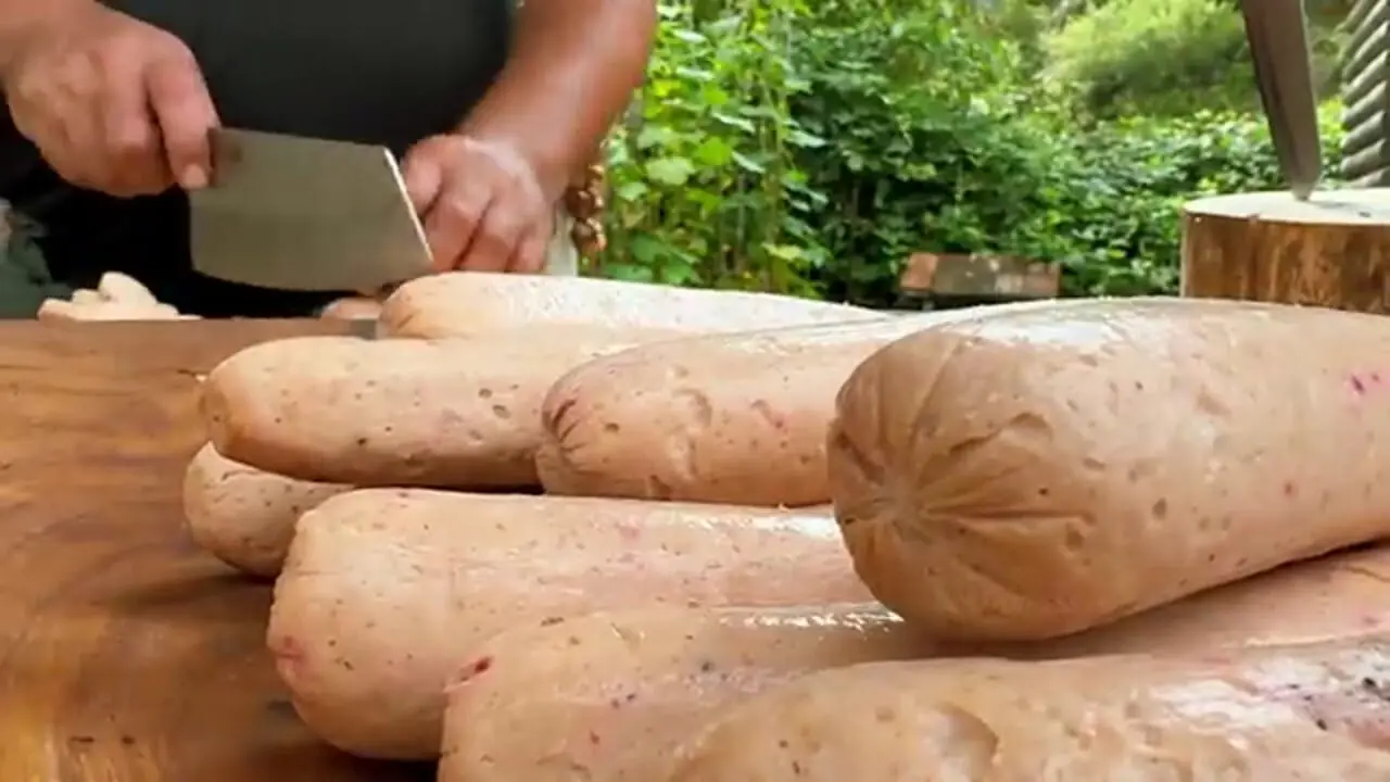 غذای روستایی در آذربایجان؛ تهیه سوسیس خانگی و پخت پیتزای بزرگ