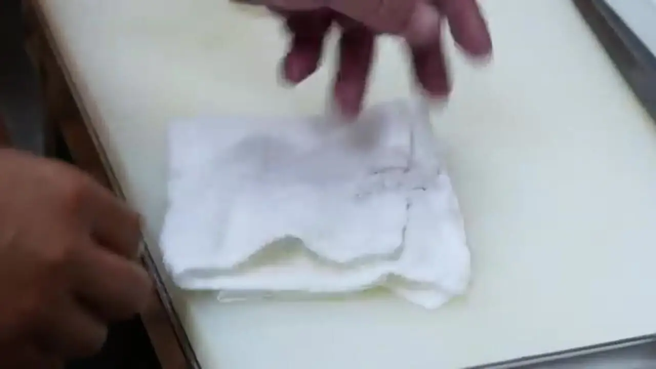 غذای خیابانی در ژاپن؛ تهیه سوشی و ساشیمی با صدف دو کفه ای قرمز در توکیو