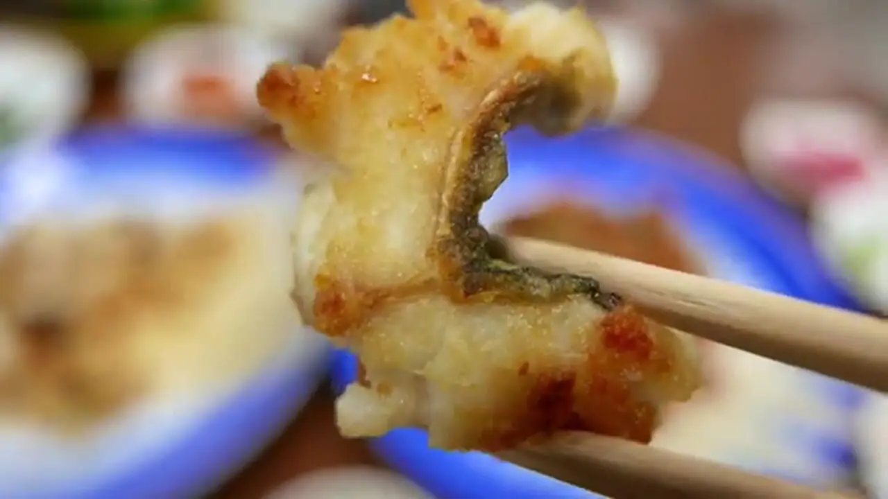 غذای خیابانی در کره؛ تهیه ساشیمی و سوپ داغ با مارماهی در بوسان