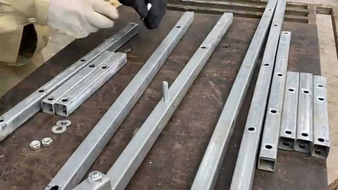 مراحل ساخت یک نردبان فلزی تاشو خلاقانه توسط صنعتگر چینی