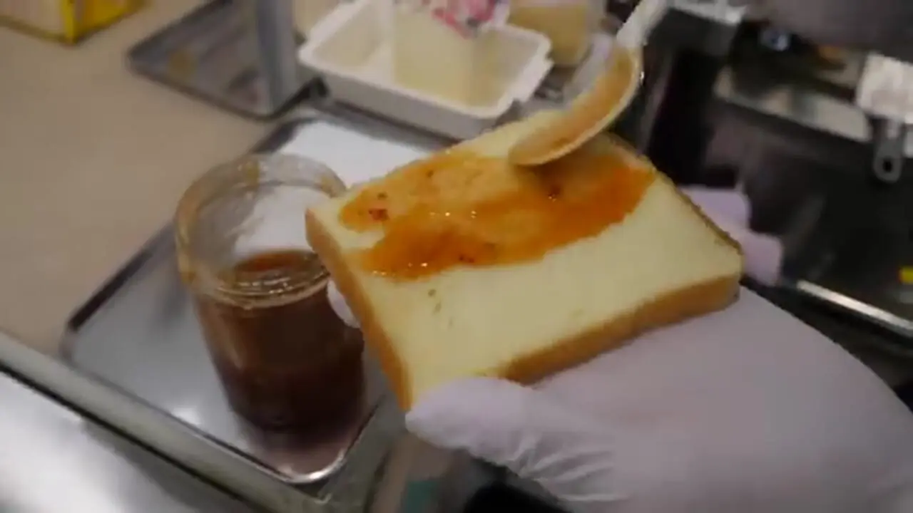 غذای خیابانی در کره؛ تهیه ساندویچ با ژامبون، تخم مرغ و پنیر در سئول