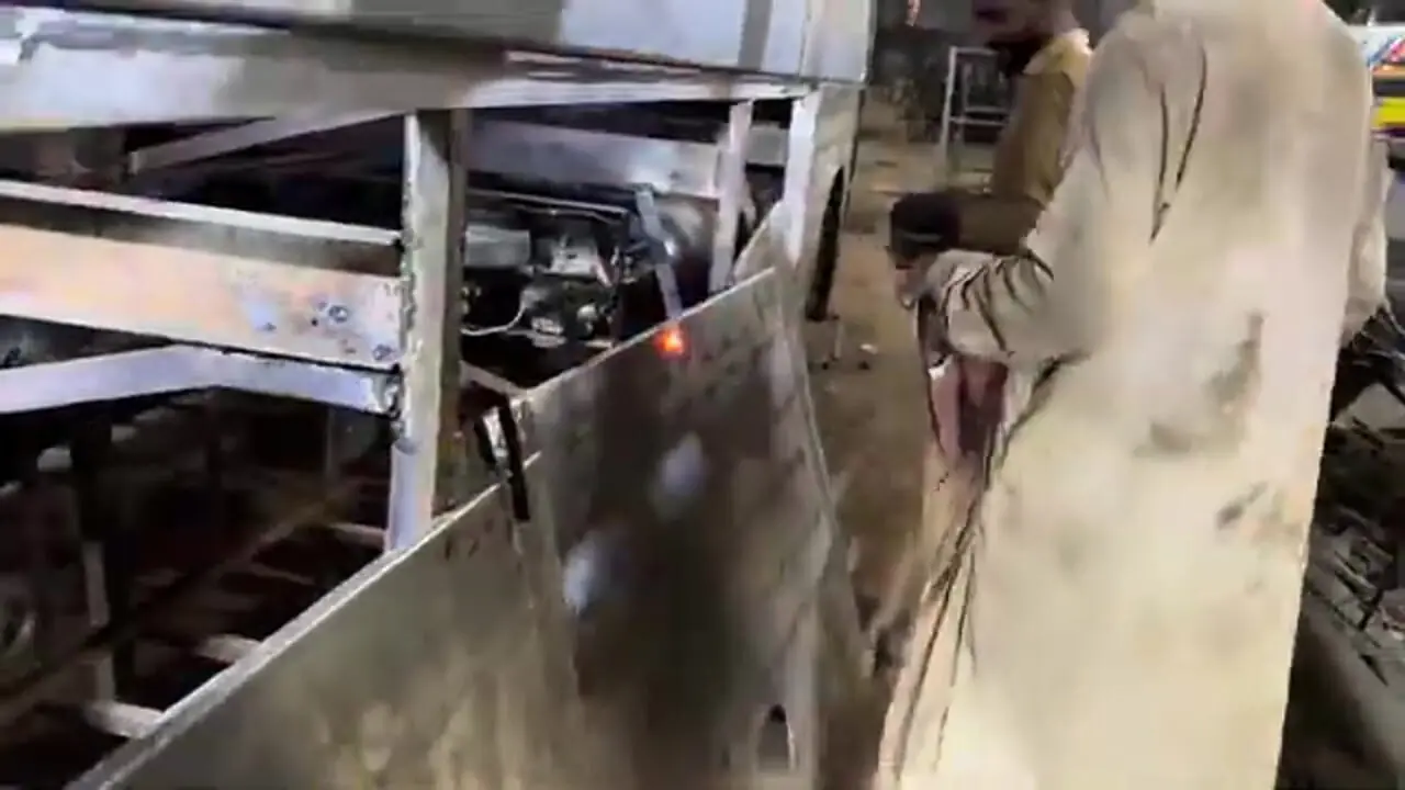 فرآیند تولید و مونتاژ اتوبوس مسافربری به صورت دست ساز در پاکستان