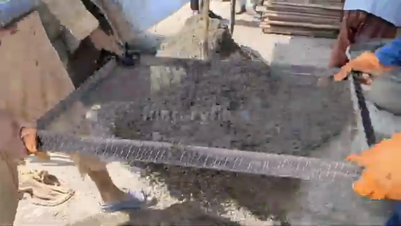 مراحل تولید انبوه بلوک های سیمانی در کارگاهی در پاکستان