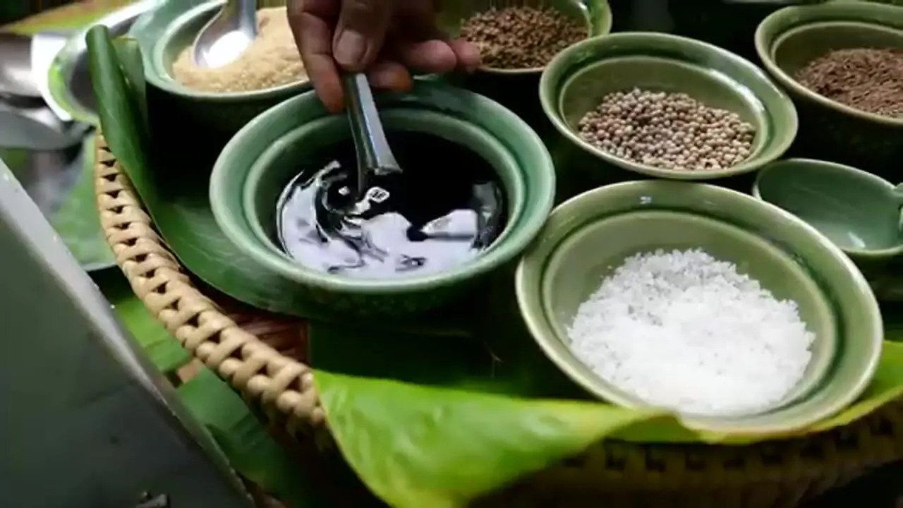 ببینید| غذای خیابانی در تایلند؛ بریانی مرغ در بانکوک