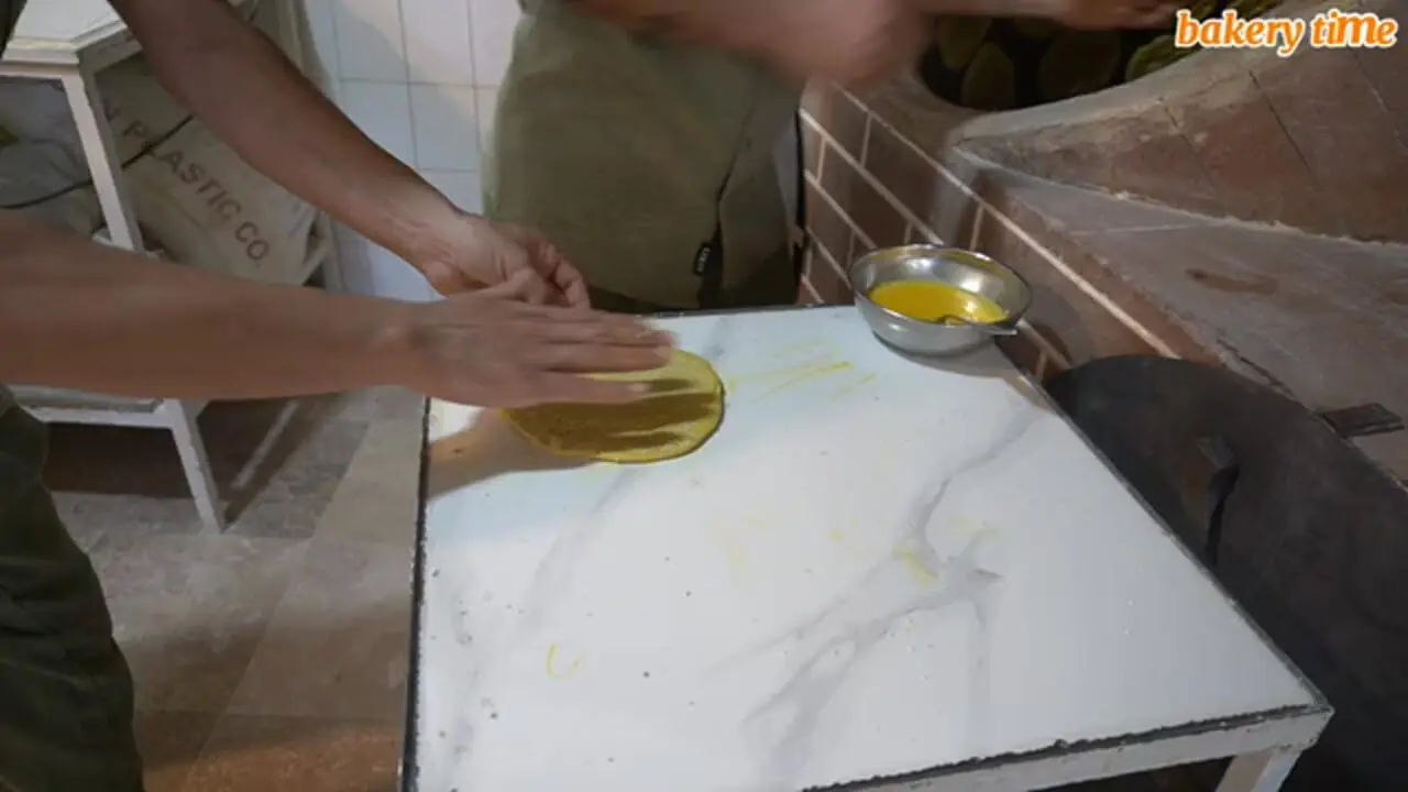 مراحل دیدنی پخت نان شیرمال در تنور و در شهر خوانسار