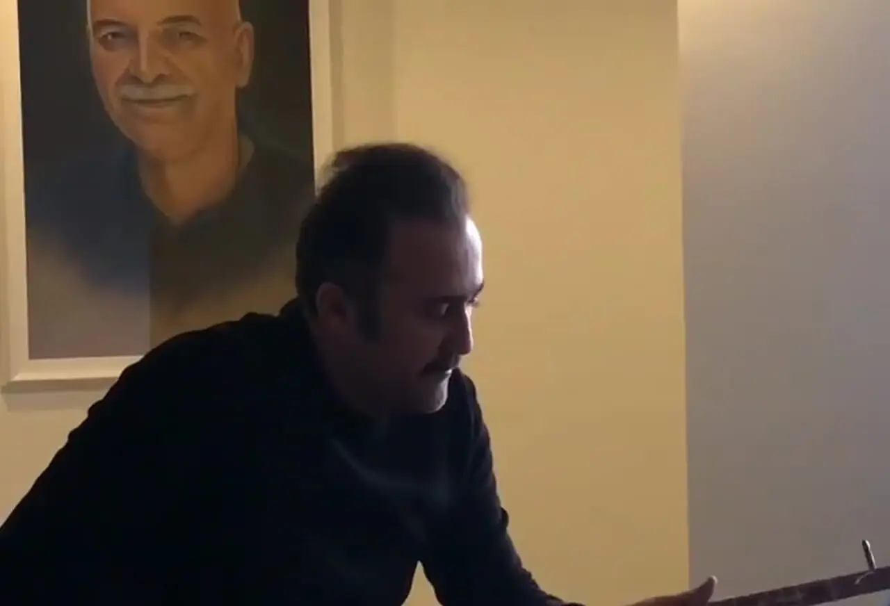 سفر در زمان؛ سهتار نوازی «بنیامین» سریال یوسف پیامبر در 42 سالگی