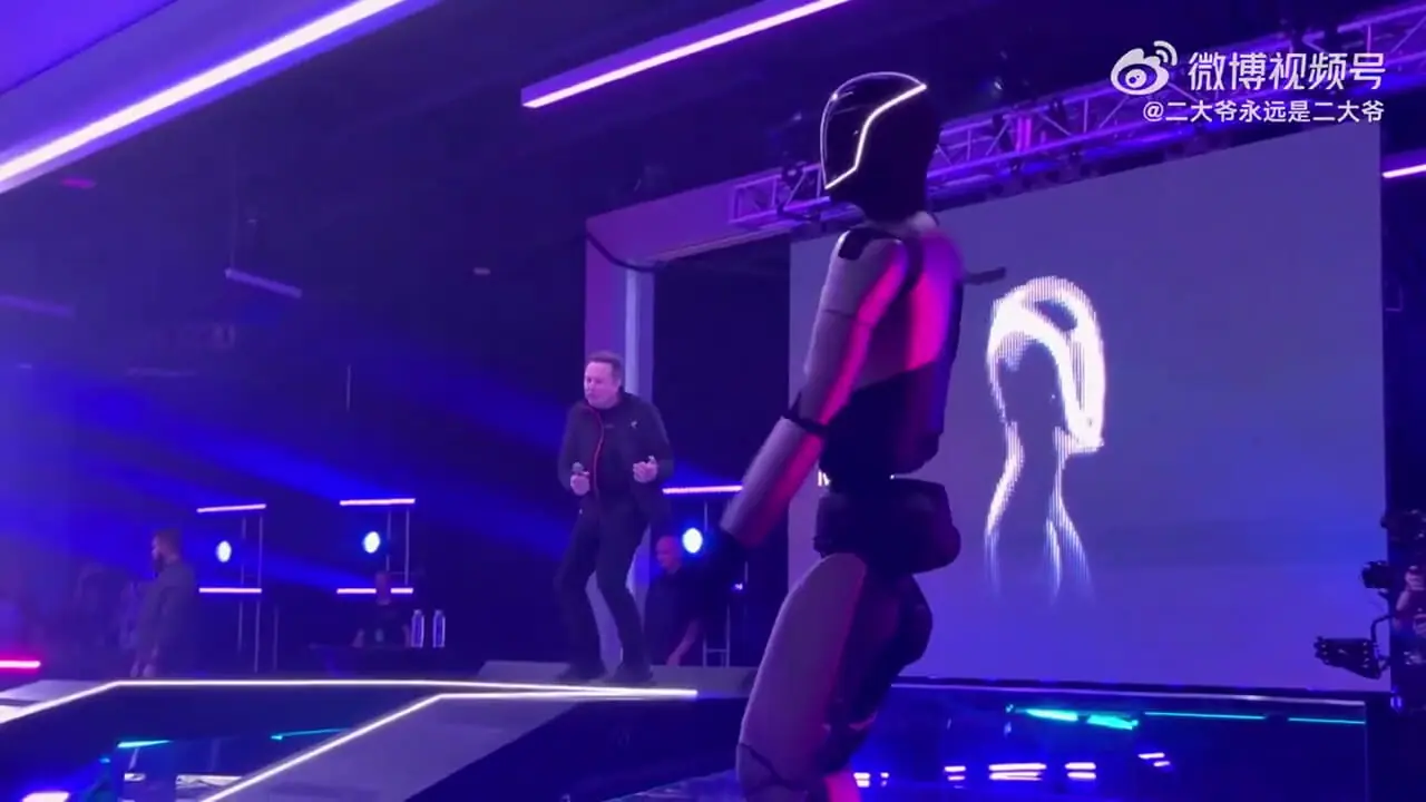 ببینید| رقص هماهنگ ایلان ماسک و ربات انسان‌نمای اپتیموس