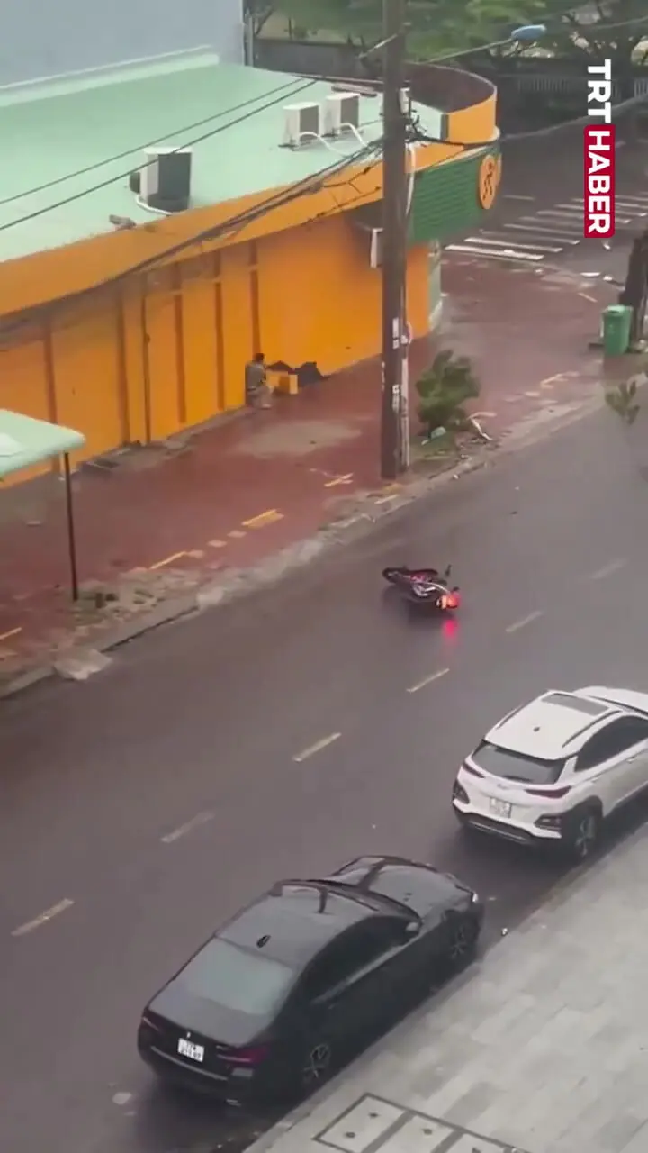 ببینید؛ مقاومت یک موتورسوار در برابر طوفان