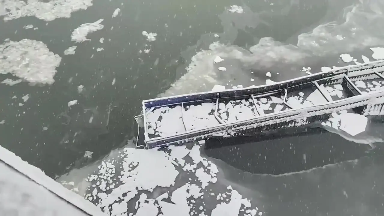 ببینید؛ سقوط مرگبار یک‌ کامیون از روی پل در روسیه