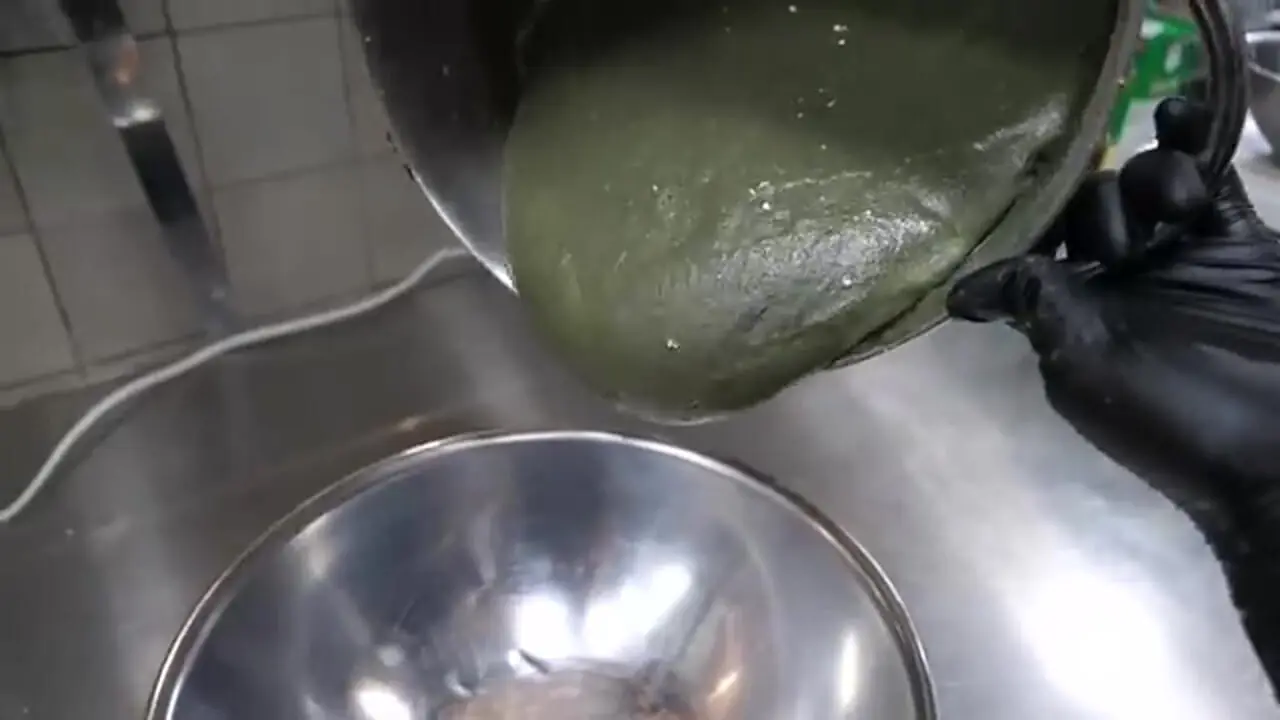 ببینید| غذای خیابانی در کره؛ پخت انواع دونات توسط قنادی ماهر در سئول