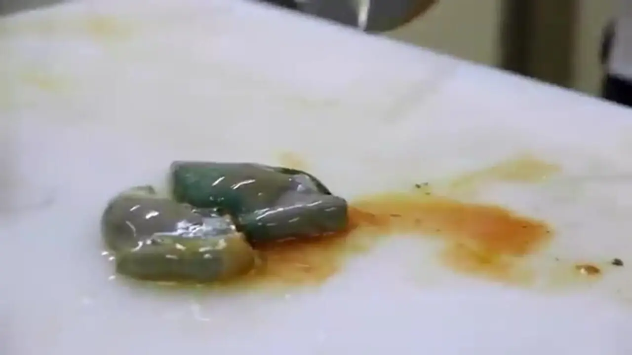 غذای خیابانی در ژاپن؛ تهیه سوشی با ماهی، صدف و برنج در اوکیناوا