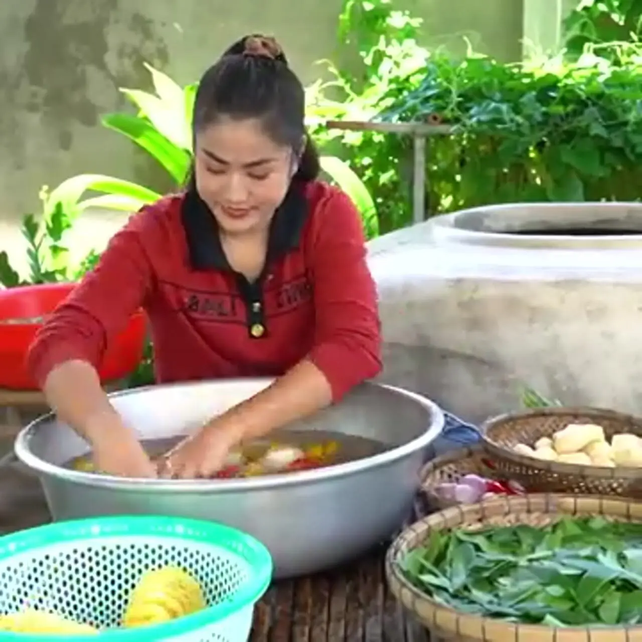 غذای روستایی در چین؛ پخت غذا با ماهی بزرگ رودخانه ای و آناناس به سبک سنتی