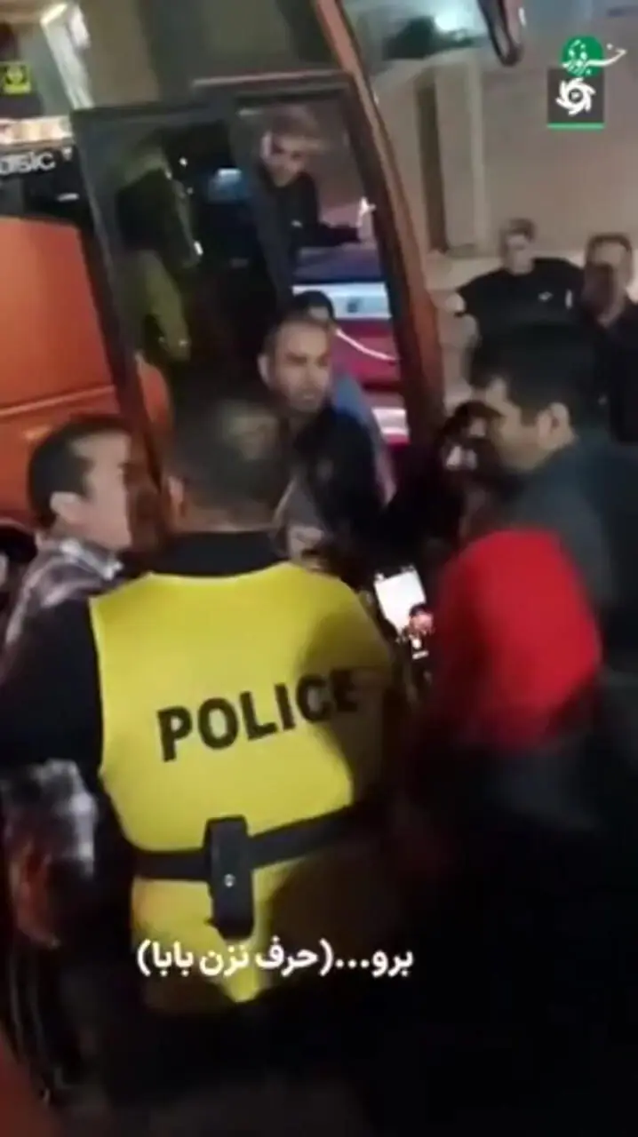 ببینید؛ مشاجره لفظی خداداد عزیزی با هوادار خیبر پس از شکست تراکتور