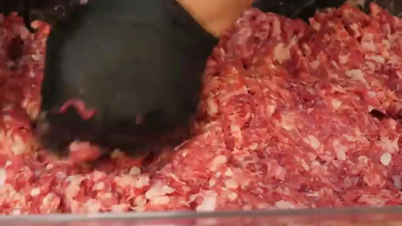 غذای خیابانی در کره؛ چیز برگر با آناناس سرخ شده و آووکادو در سئول