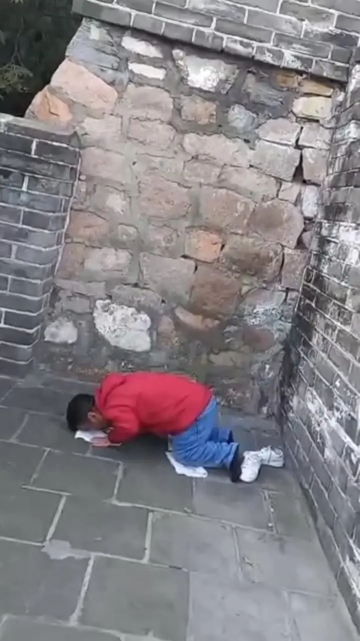 ببینید؛ نماز خواندن بازیگر سریال ستایش روی دیوار چین