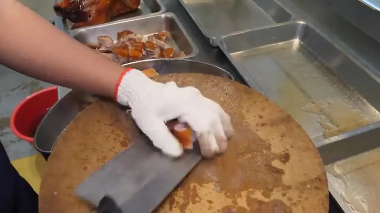 غذای خیابانی در تایوان؛ مهارت آشپزهای خیابانی در کباب مرغابی در تایپه