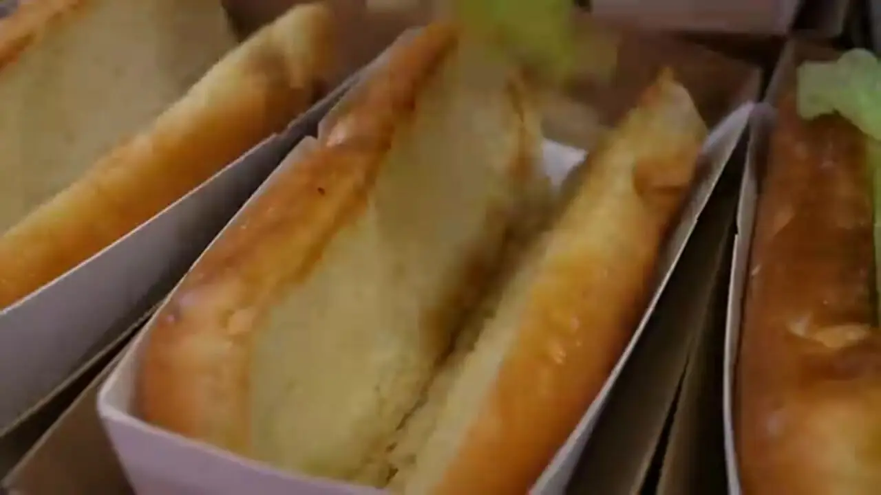 غذای خیابانی در کره؛ تهیه هات داگ با پنیر در سئول