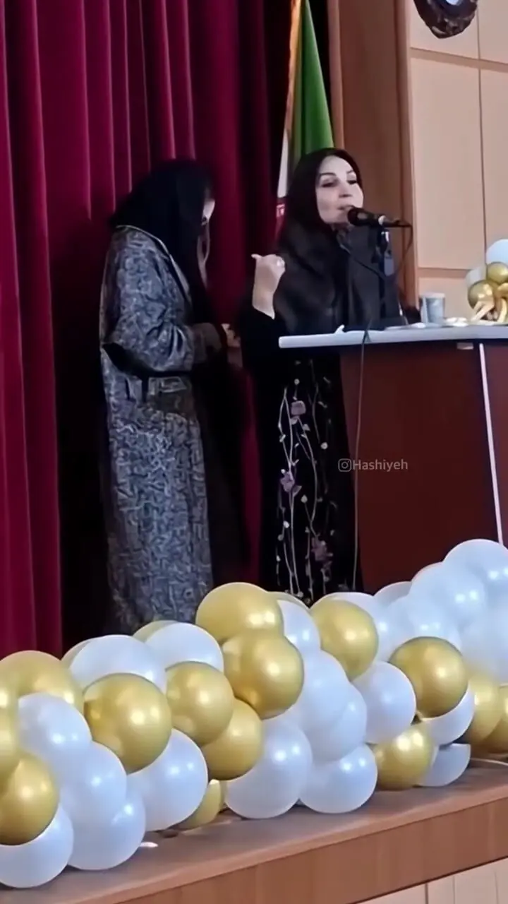 ببینید؛ اشک شوق بهنوش طباطبایی در جشن فارغ التحصیلی