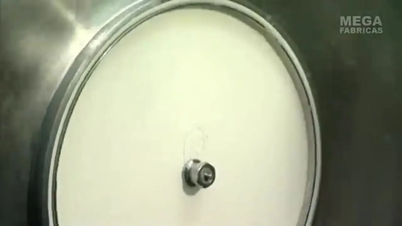 فرآیند تماشایی تولید «کره» در کارخانه ای در ایتالیا