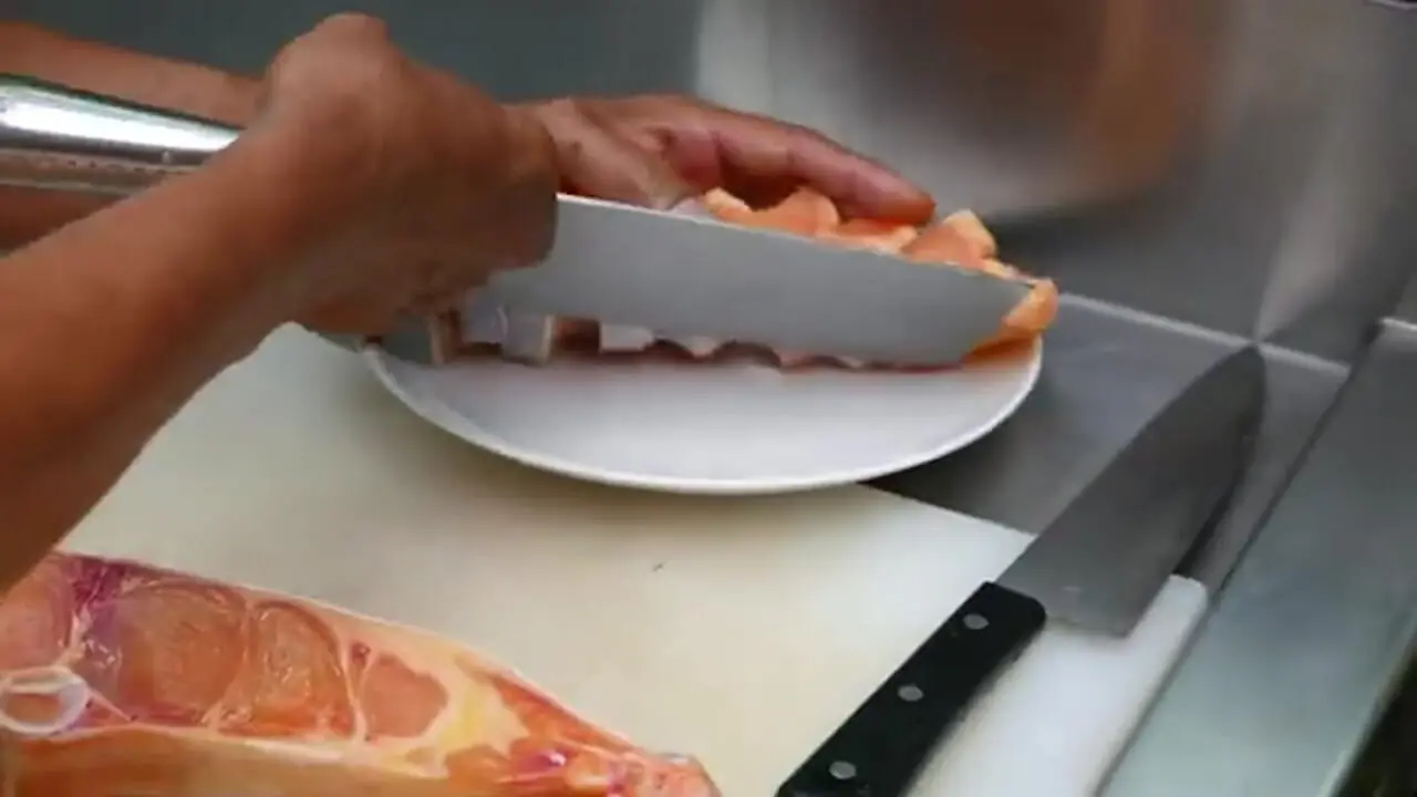 غذای خیابانی در تایلند؛ برش گربه ماهی غول پیکر و تهیه دو نوع غذا با آن در بانکوک