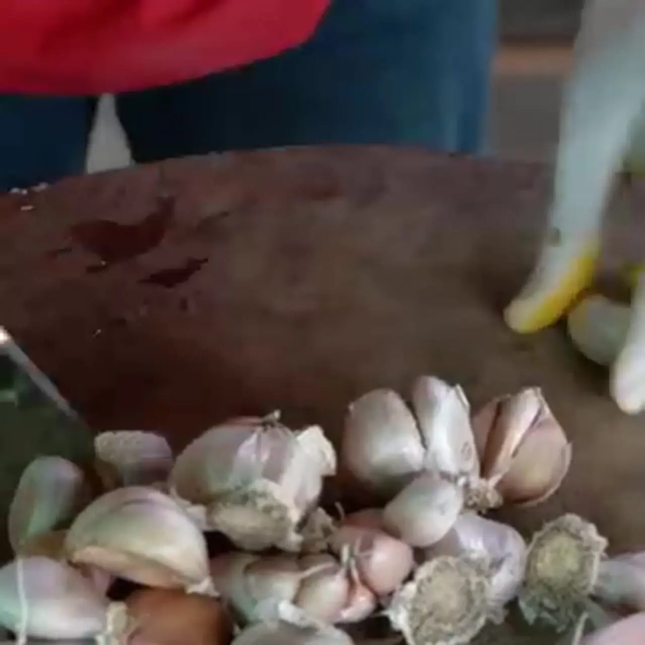 غذای روستایی در چین؛ پخت غذا با ماهی مرکب، میگو و آناناس توسط خواهر و برادر روستایی