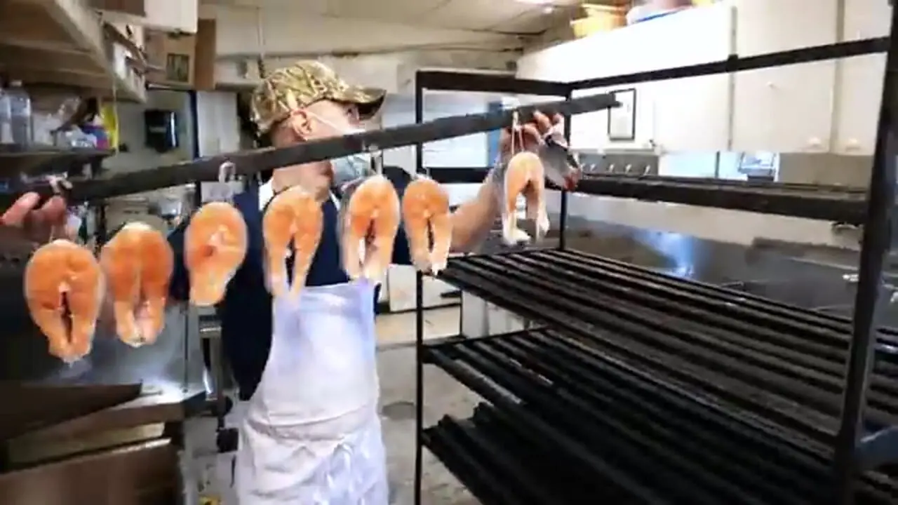 غذای خیابانی در آمریکا؛ برش، دودی کردن و پخت غذا با ماهی سالمون در شیکاگو