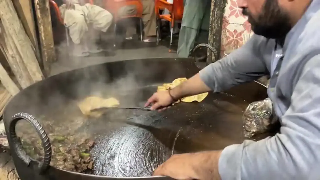 غذای خیابانی در پاکستان؛ پخت یک غذای محبوب با جگر گوسفندی، فلفل و ادویه جات در کراچی