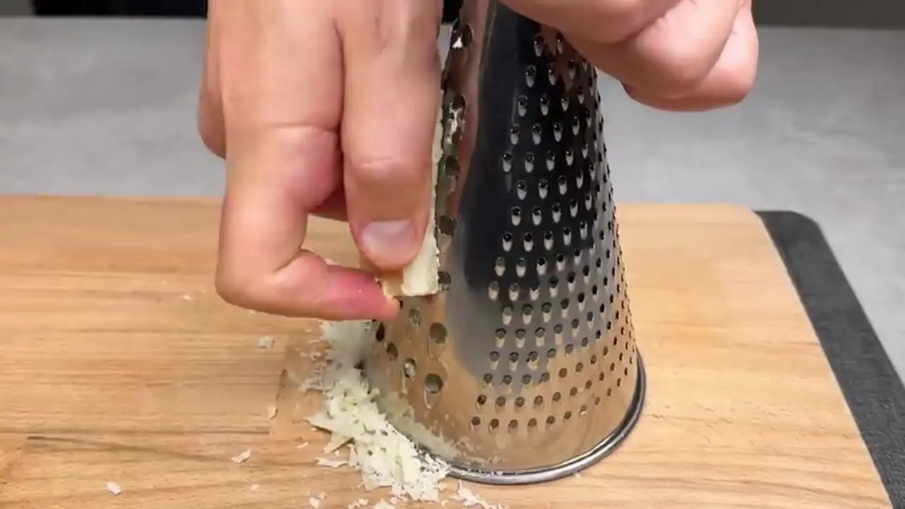 ببینید| طرز تهیه یک لازانیای خوشمزه ایتالیایی با کدو تنبل و سوسیس