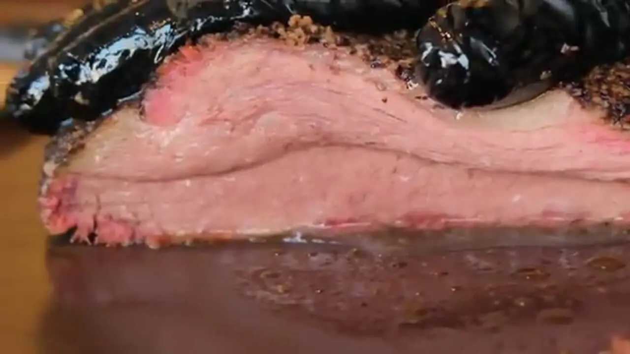 غذای خیابانی در امارات؛ پخت برگر با استیک دودی و سیب زمینی در دوبی