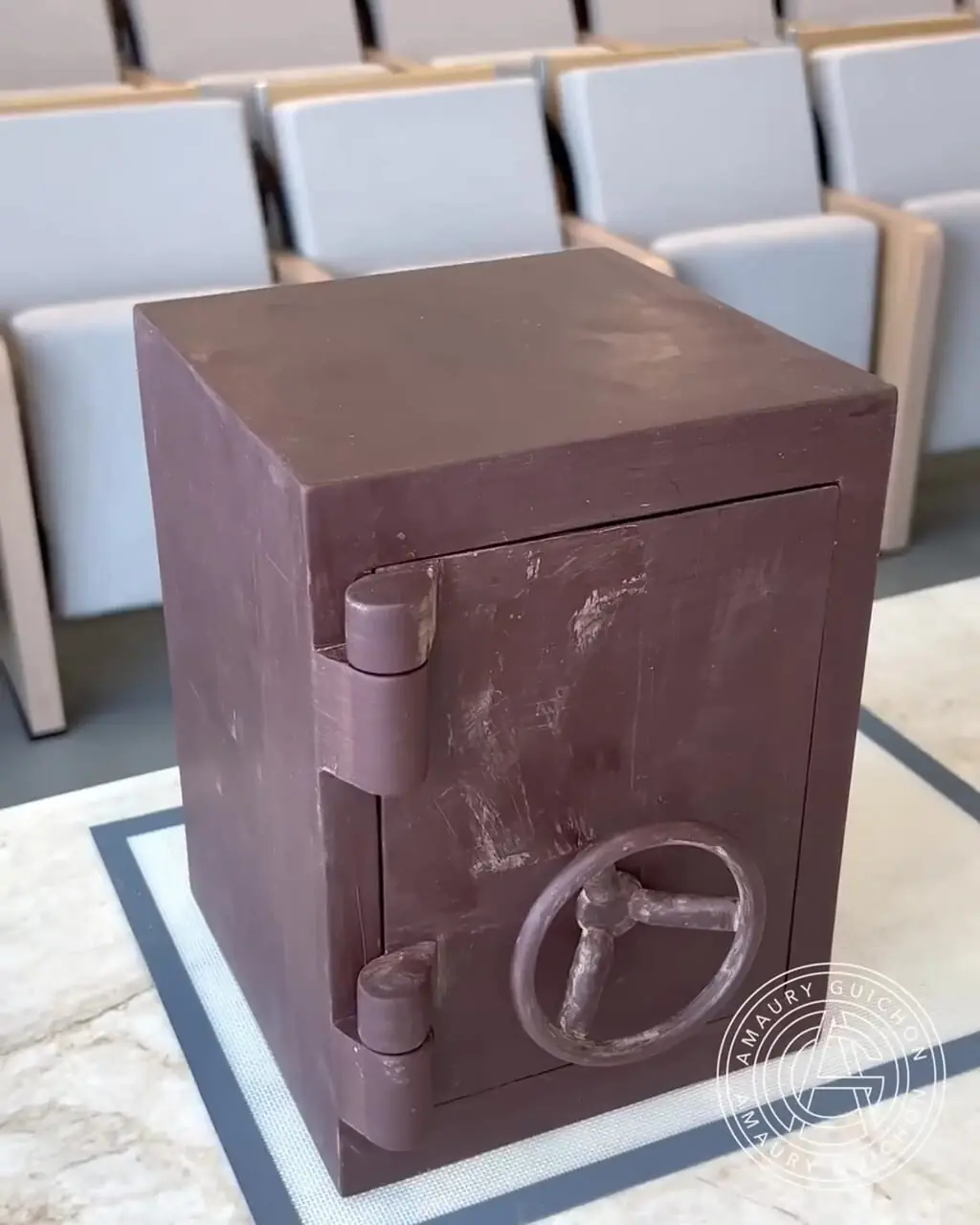 ببینید| نحوه ساخت یک گاو صندوق پر از شمش های طلا با شکلات خالص!